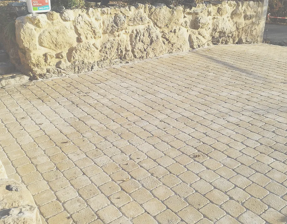 Chemin pavé